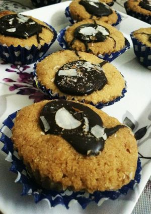 A picture of Vanilla Butter Cookies with chocolate.