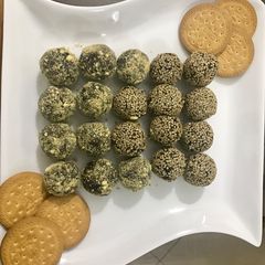 A picture of Easy date balls.