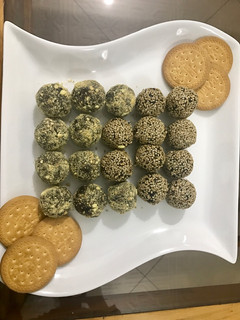 A picture of Easy date balls.
