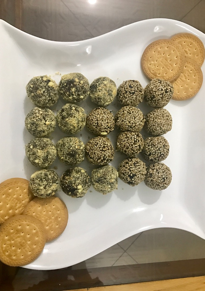 A picture of Easy date balls.