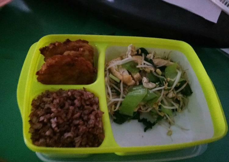 Bekal makan siang.