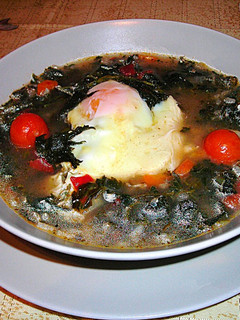 Una foto de Sopa de ortigas con huevos y arroz de Rumanía