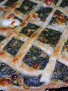 Una foto de Tarta-frola de cuaresma con espinacas, queso y sardinas en lata