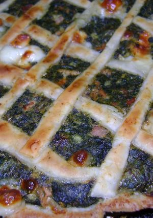 Una foto de Tarta-frola de cuaresma con espinacas, queso y sardinas en lata