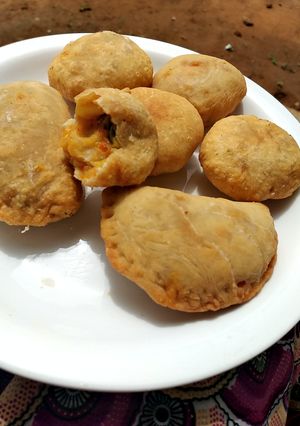 A picture of Fried veggies pies.