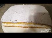Una foto di dolci con uova kinder