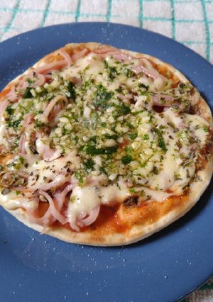 Una foto de Pizza de tapa de empanadas en sartén
