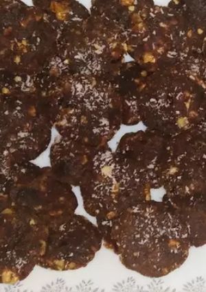 عکسی از دستور شکلات طبیعی خرما و آجیل😋😋