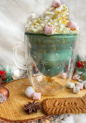 Une photo de Chocolat chaud blanc de l’ours Columbus café