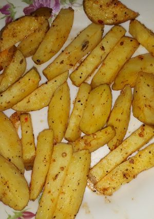 A picture of Spicy potato wedges.