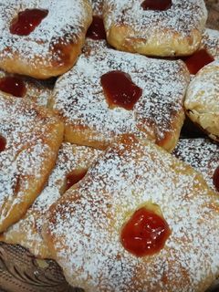 Una foto de Rghayef rellenos con manzanas y almendras