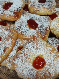 Una foto de Rghayef rellenos con manzanas y almendras