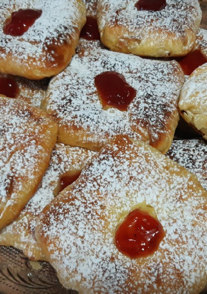 Una foto de Rghayef rellenos con manzanas y almendras