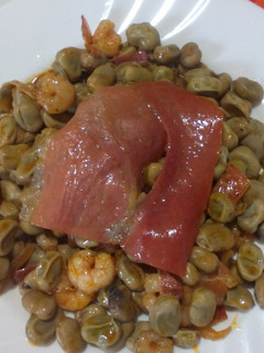Una foto de Habas con jamón y gambas