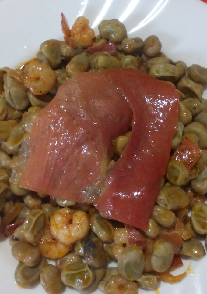 Una foto de Habas con jamón y gambas 