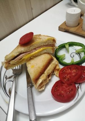 عکسی از دستور ساندویچ تخم مرغ و کالباس