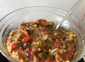 Una foto de Ensalada de berenjenas asadas (Baba Ganoush sin Tahini)