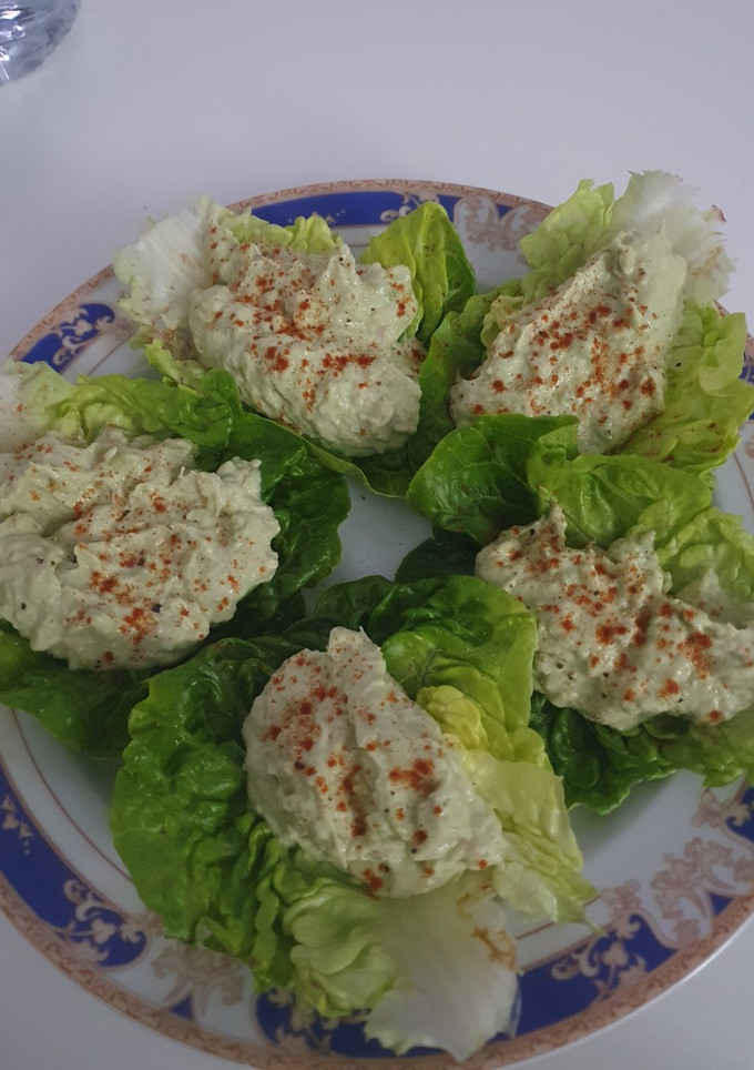 Una foto de Bocadillo con crema de aguacate y atún (Opcionalmente salmón ahumado)