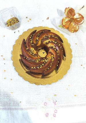 Foto di Bundt cake bicolor con cioccolato e granella di pistacchio