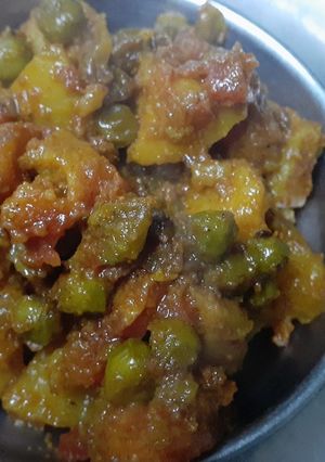 आलू गाजर मटर की सब्जी (aloo gajar matar ki sabzi recipe in Hindi) रेसिपी मुख्य फोटो