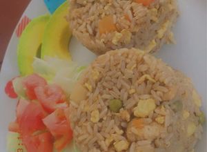 Una foto de Arroz Frito con ensalada verde 🥗🍅🥑