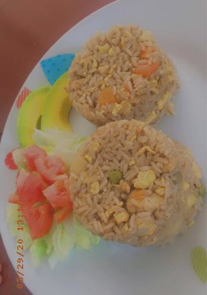 Una foto de Arroz Frito con ensalada verde 🥗🍅🥑