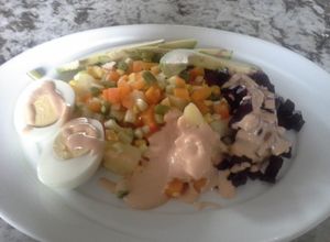 Una foto de Ensalada rusa con salsa golf