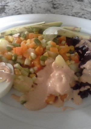 Una foto de Ensalada rusa con salsa golf