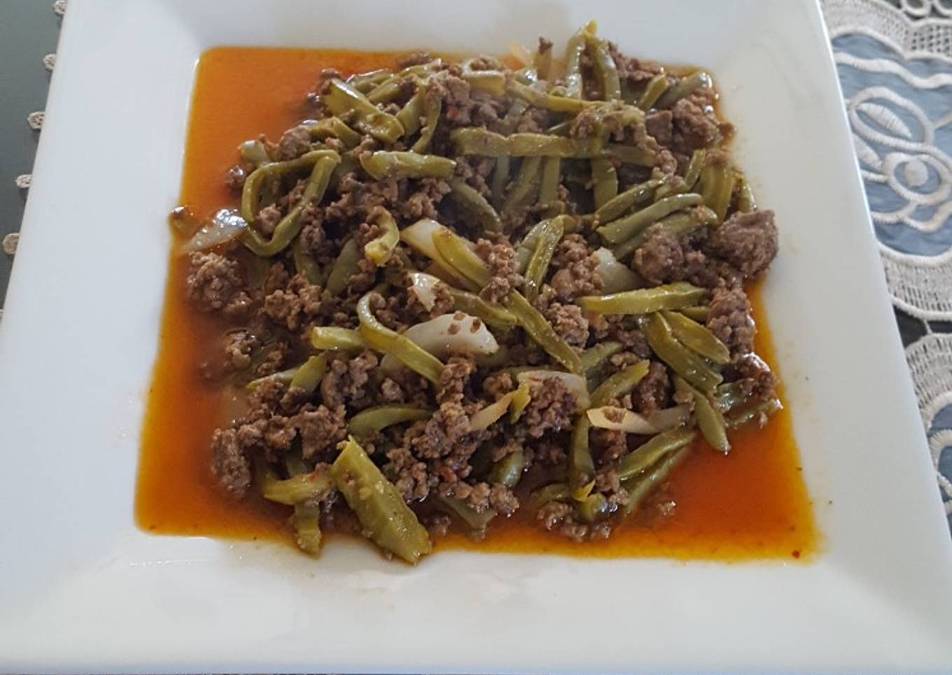 Carne molida con nopales en salsa de guajillo