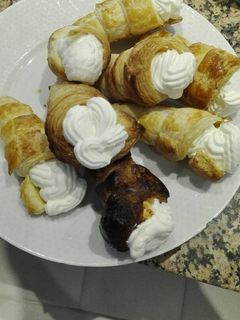 Una foto de Conos de hojaldre con nata