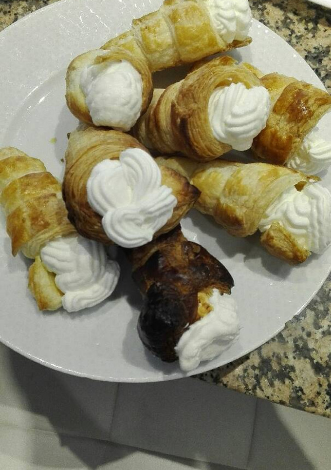 Una foto de Conos de hojaldre con nata
