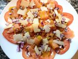 Carpaccio de Tomate con Salmón Ahumado, Parmesano y Salsa de Miel y Mostaza