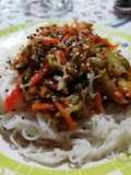 Wok de vegetales con fideos de arroz