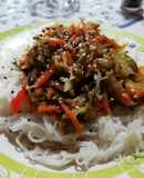 Wok de vegetales con fideos de arroz