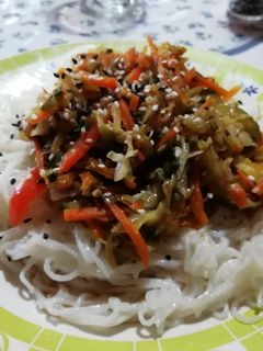 Una foto de Wok de vegetales con fideos de arroz