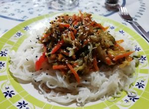Una foto de Wok de vegetales con fideos de arroz