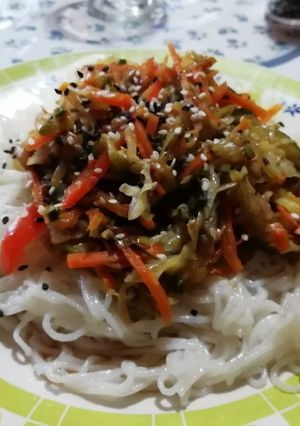 Una foto de Wok de vegetales con fideos de arroz