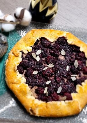 Une photo de °Tarte rustique aux mûres et aux noisettes°