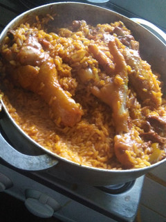 Una foto de Locrio de pollo dominicano a mi estiloo arroz con pollo