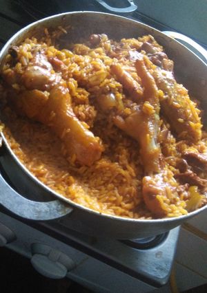 Una foto de Locrio de pollo dominicano a mi estiloo arroz con pollo