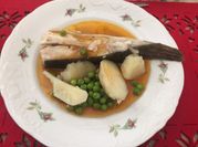 Una foto de rodaballo con patatas