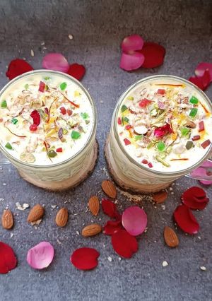 स्ट्रीट स्टाईल बदाम मिल्कशेक (Street style badam milkshake recipe in marathi) रेसिपी चे मुख्य फोटो 