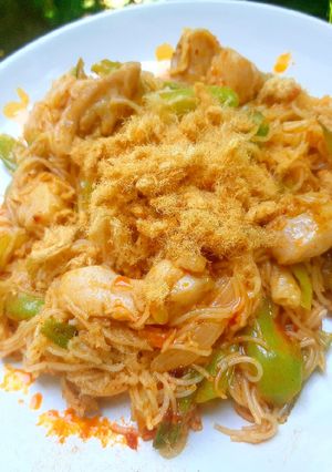 รูปของ ขนมจีนผัดไก่น้ำพริกเผาหมูหยอง