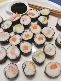 Una foto de Maki Sushi de salmó, gamba vermella i alvocat