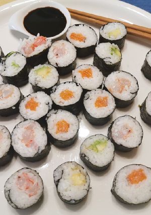 Una foto de Maki Sushi de salmó, gamba vermella i alvocat