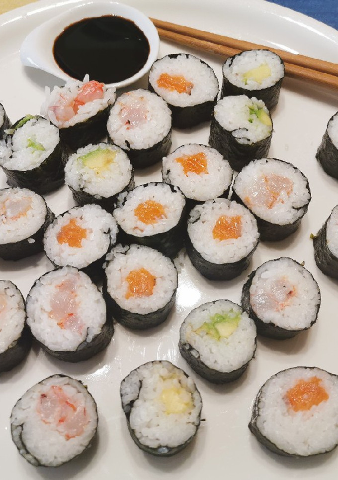 Una foto de Maki Sushi de salmó, gamba vermella i alvocat