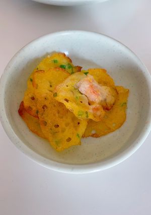 Hình của món Bánh xèo tôm bí đỏ cho bé.