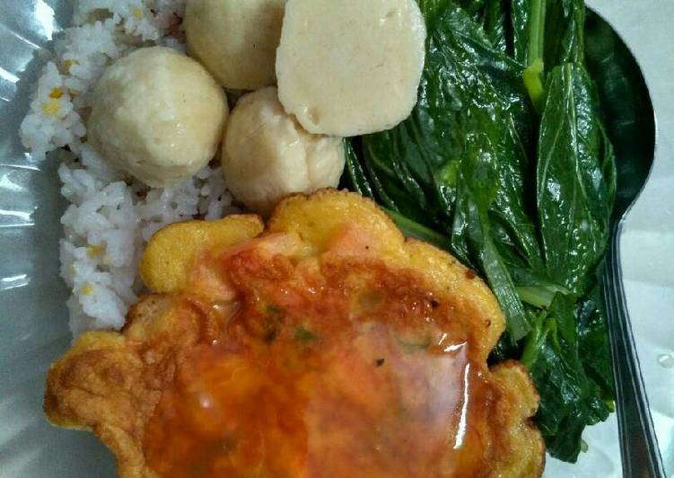Sup Sawi Pentol Udang + Omelet Sayur
