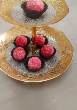 રોઝ કોકોનટ લડ્ડુ (Rose coconut laddu recipe in Gujarati) રેસીપી મુખ્ય ફોટો