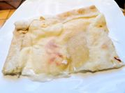Una foto di pizza al formaggio